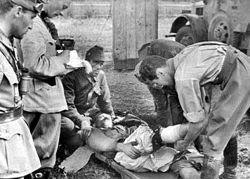 Перевязка раненных. 1941 г.