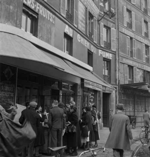 Парижане в очереди за жареным картофелем у рынка Ле-Аль. 1942 г.