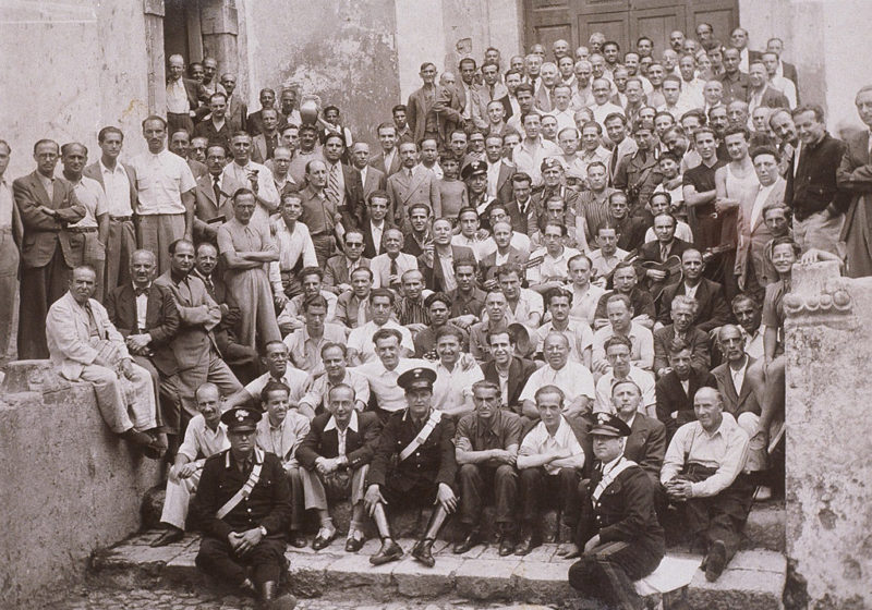 Иностранные евреи и местная полиция на ступенях концлагеря Сан-Бартоломео. Кампанья, 1940 г.