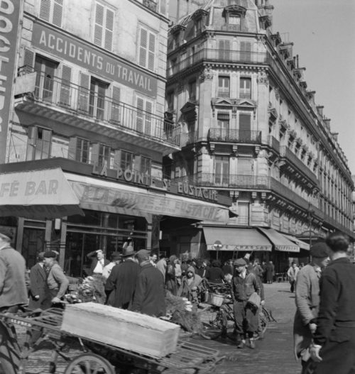 Торговля на рынке Ле-Аль в оккупированном Париже. 1942 г.