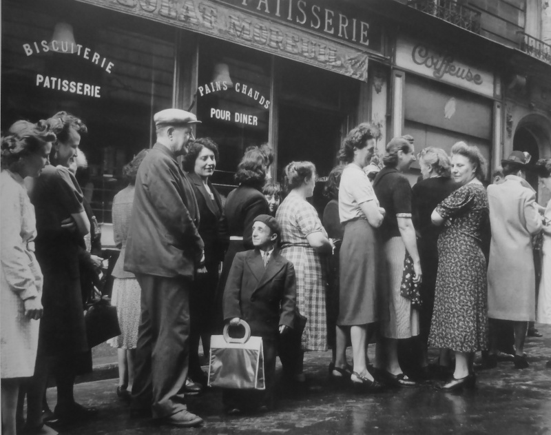 Очередь перед булочной-кондитерской в оккупированном Париже. 1942 г. 