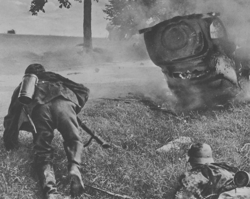 Солдаты дивизии СС «Мертвая голова» в бою во Франции. Май 1940 г. 