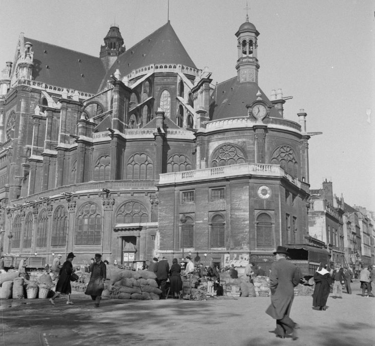 Церковь Сент-Эсташ и уличная торговля овощами в оккупированном Париже. 1942 г.
