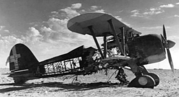 Разбитые итальянские истребители в Ливии. 1940 г.