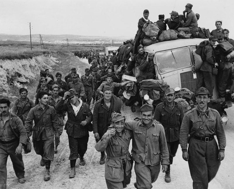 Итальянские военнопленные после разгрома в Тунисской кампании. 1943 г.