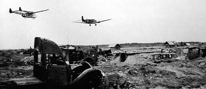 Транспортный «Юнкерс» буксирует планер в районе аэродрома Холм. Май 1942 г.