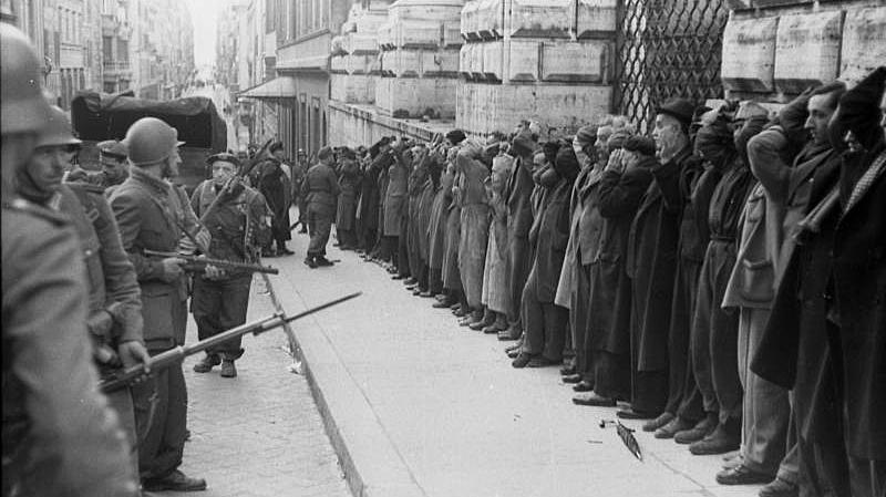 Арестованные итальянцы в Риме немецкими солдатами. 1943 г. 