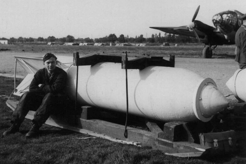 Авиатехник сидит возле бомбы SC 1800 (длинна - 3500-мм, диаметр 660-мм, бомбы калибром свыше 1000 кг) на итальянском аэродроме. Январь 1941 г.