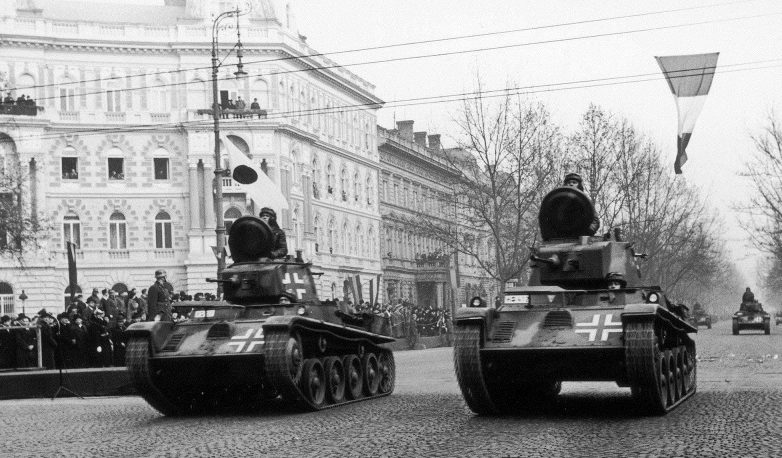 Венгерские танки 38M Toldi на параде в Будапеште. 1941 г.