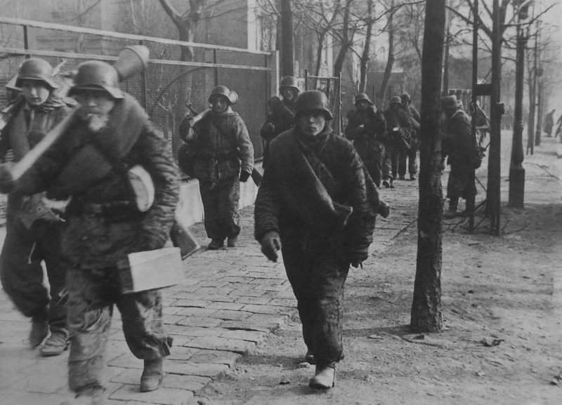 Немецкие солдаты в пригороде Будапешта. Декабрь 1944 г.