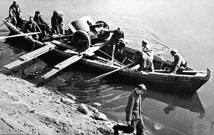Переброска противотанковых орудий немцами на левый берег Ловати. Май 1942 г.