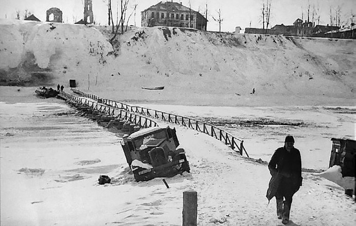 Временный мост через Ловать в городе Холм. Декабрь 1942 г. 