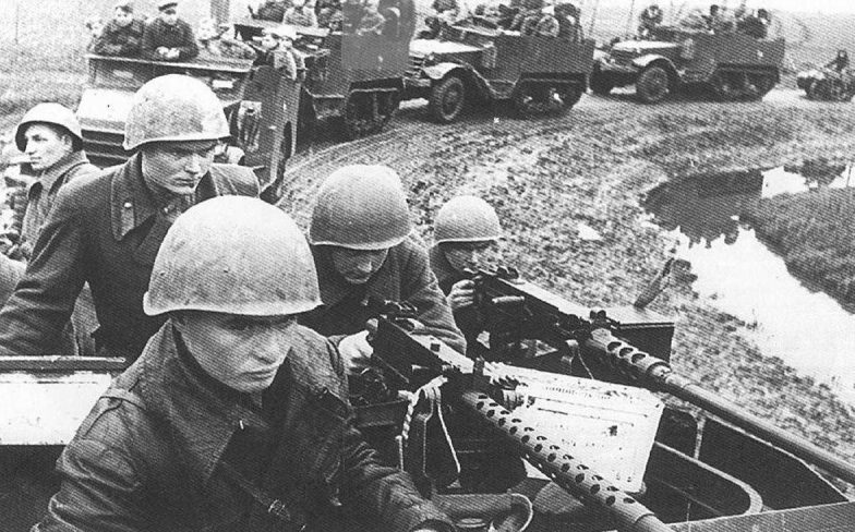 Колонна 13-й гвардейской механизированной бригады на марше в Венгрии. Декабрь 1944 г.