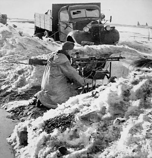 Немецкий пулеметчик на позиции. Январь 1943 г.