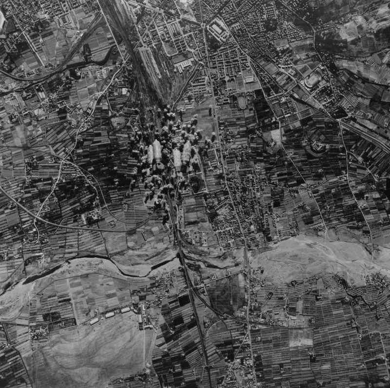 Аэрофотосъемка бомбардировки города Болонья союзной авиацией. 1943 г. 