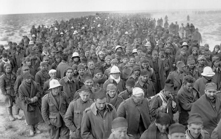 Колонна итальянских заключенных в Ливии . 6 января 1941 г.