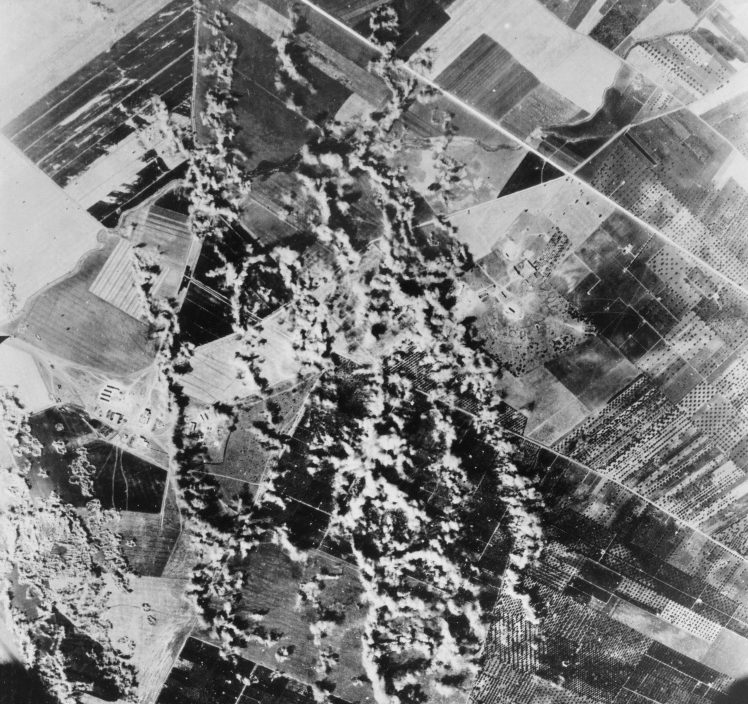 Аэрофотосъемка бомбардировки итальянского города Фоджа. 1943 г. 