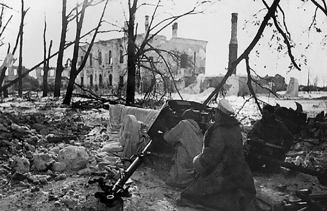 Немецкая противотанковая пушка на позиции в Холме. Март 1943 г.