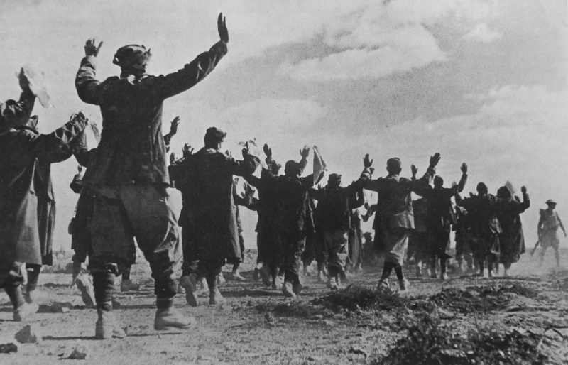 Итальянские солдаты, сдавшиеся в плен в районе Тобрука. Январь 1941 г. 