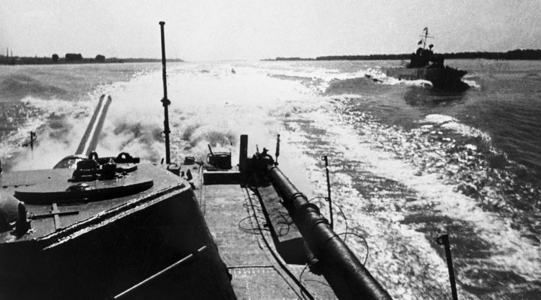 Бронекатера советской Дунайской военной флотилии на реке Дунай. Декабрь 1944 г.