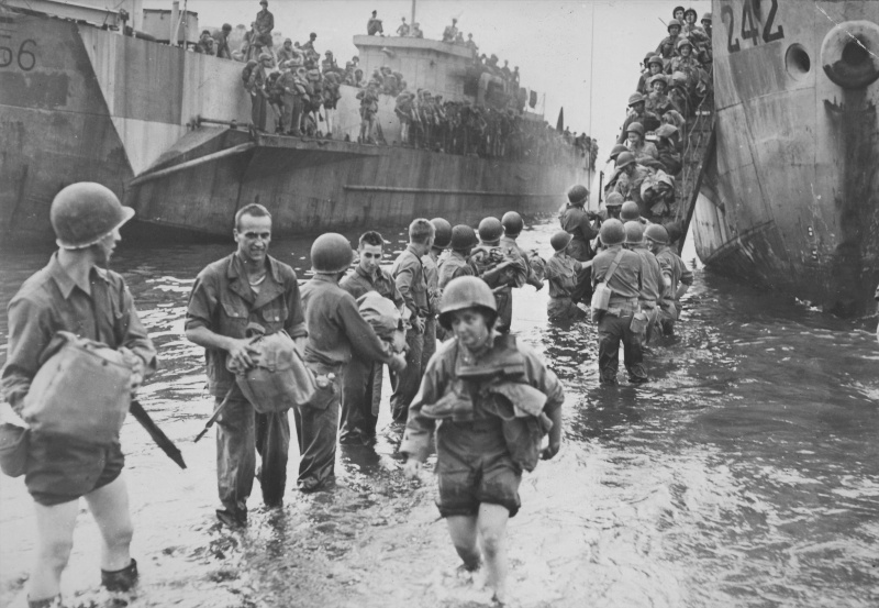 Американские солдаты высаживаются в Неаполе. 1943 г. 
