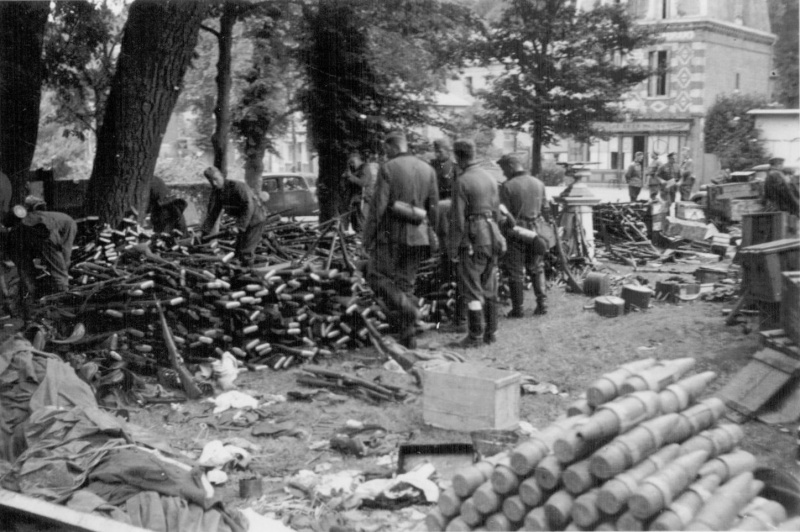 Немецкие солдаты сортируют трофеи. Июнь 1940 г.