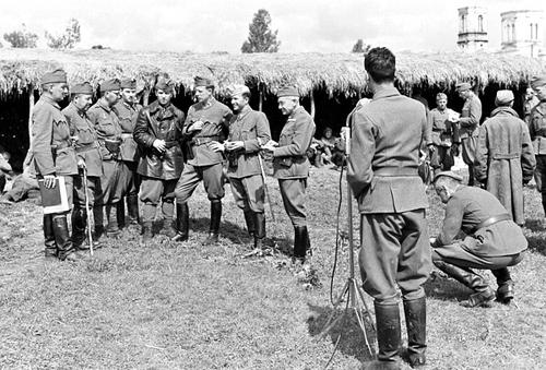 Венгерские солдаты в лагере для советских военнопленных. Май 1942 г.