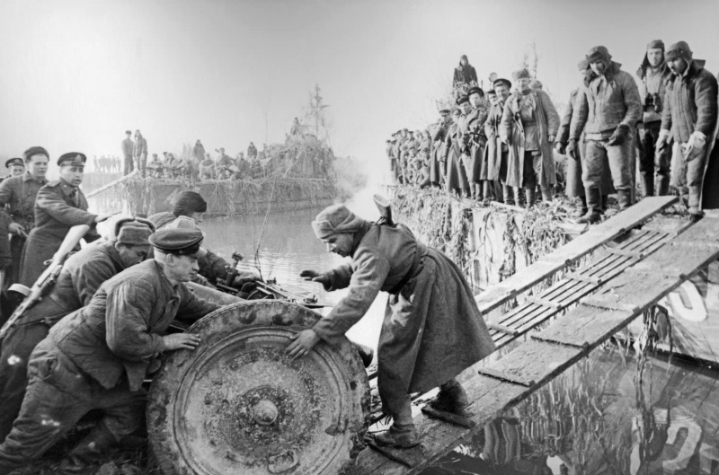 Погрузка на катера советского десанта с артиллерией на реке Дунай в Венгрии. Декабрь 1944 г.