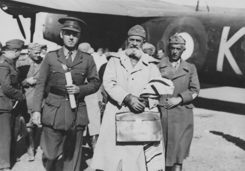 Генерал-лейтенант Аннибале Бергонцоли с офицерами своего штаба на аэродроме Каира в плену. Ливия, февраль 1941 г. 