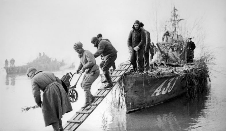 Советские катера высаживают десант в районе Будапешта. Декабрь 1944 г.