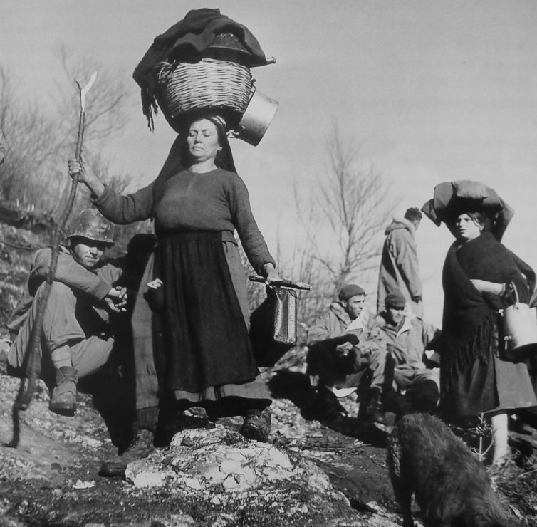 Итальянки, покидающие свою деревню во время боев за Монте-Кассино. Январь 1944 г. 