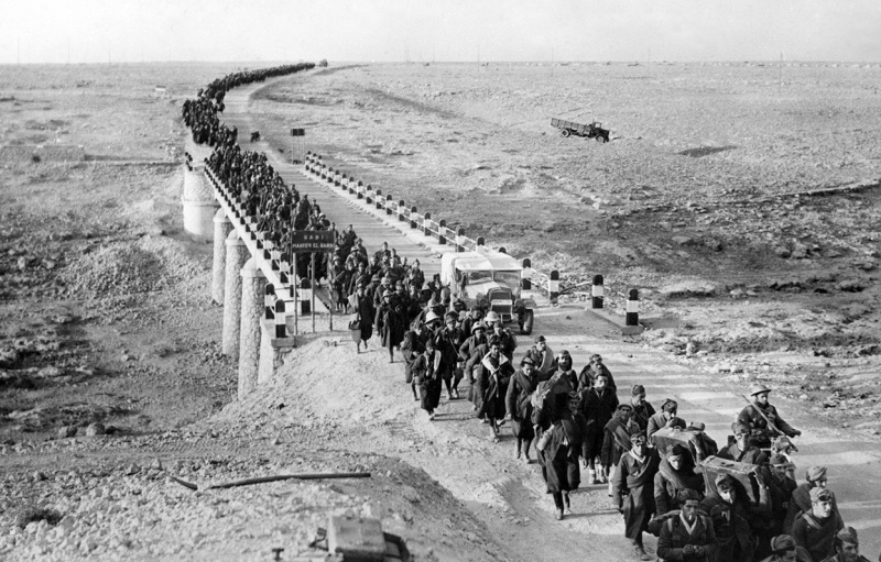 Колонна итальянских военнопленных в Северной Африке. Февраль 1941 г. 