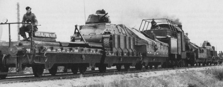 Немецкий бронепоезд №28, вооруженный трофейными французскими танками. Июнь 1940 г.