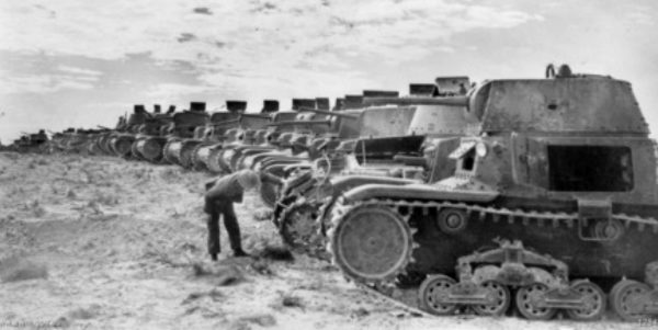 Итальянские танки, захваченные британскими войсками в Ливии. Февраль 1941 г.