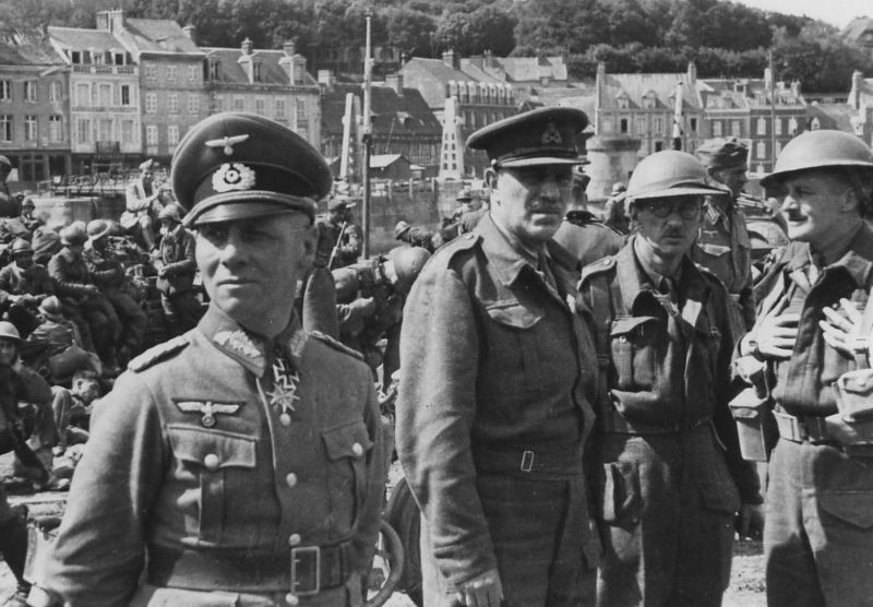 Генерал-майор Эрвин Роммель с пленными английскими офицерами. Шербур, июнь 1940 г.