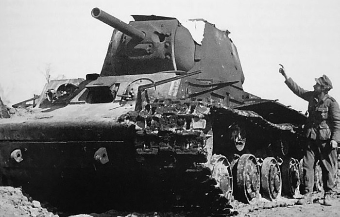 Подбитый «КВ» из состава 71-й танковой бригады. Март 1943 г.