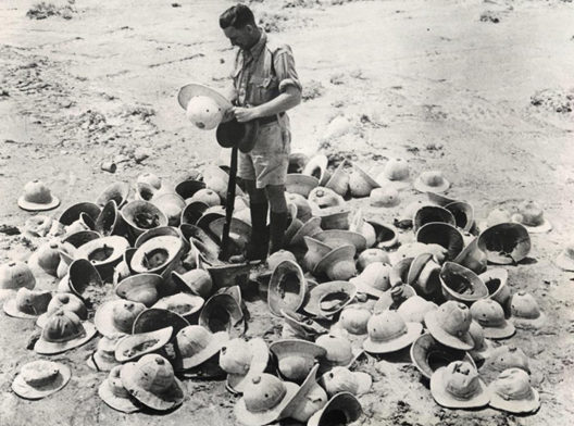 Брошенные итальянские каски в Ливии. Февраль 1941 г.