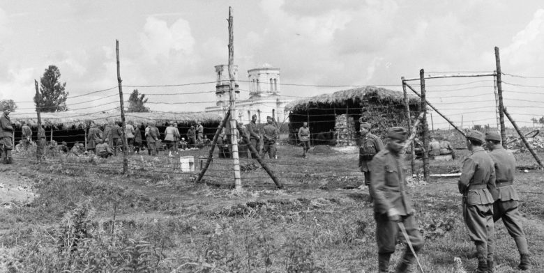 Венгерские солдаты в лагере для советских военнопленных. Май 1942 г.