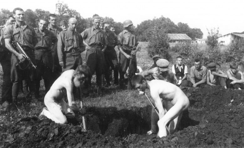 Пленные партизаны копают себе могилы перед казнью. Полниково, 21 июля 1942 г. 