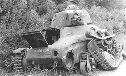 Уничтоженный французский легкий танк H-35/38. Июнь 1940 г. 