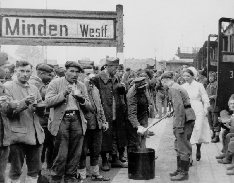 Освобожденных французских военнопленных кормят на вокзале города Минден перед репатриацией. 1942 г. 