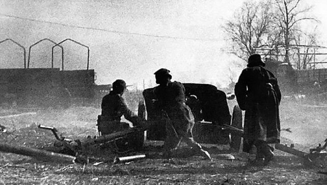 Немецкая противотанковая пушка ведет огонь по советским танкам. Март 1943 г.