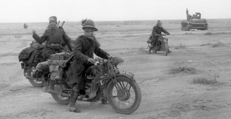 Итальянские солдаты во время наступления в Ливийской пустыне. Апрель 1941 г. 