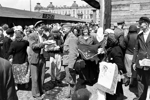 Венгерский солдат на Еврейском базаре в Киеве. Июль 1942 г.