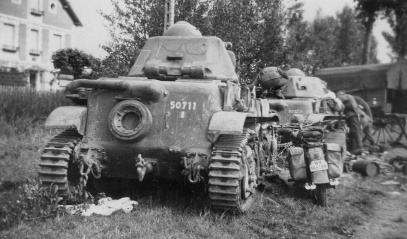 Два брошенных французских легких танка Renault R35. Июнь 1940 г.