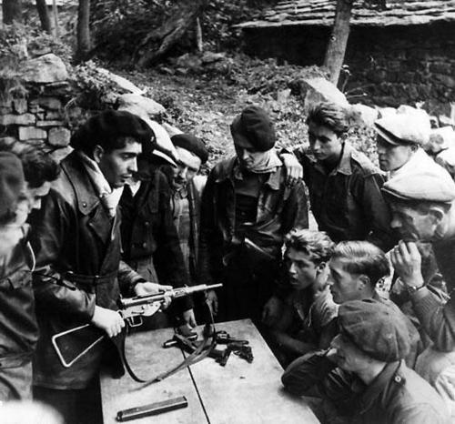 Члены французского Сопротивления изучают английский пистолет-пулемет Стен II. 1942 г. 