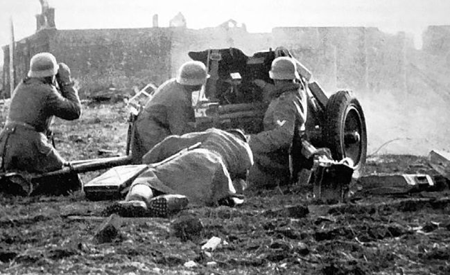 Немецкая противотанковая пушка ведет огонь по советским танкам. Март 1943 г.