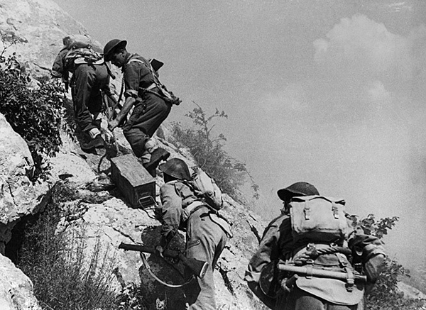 Польские солдаты несут боеприпасы на Монте-Кассино. Февраль 1944 г.