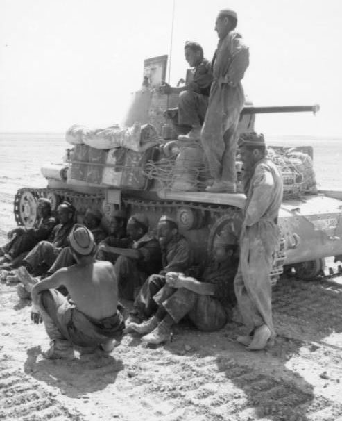 Итальянские солдаты во время наступления в Ливийской пустыне. Апрель 1941 г. 