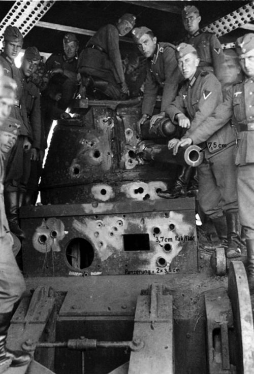 Расстрелянный немецкой артиллерией французский сверхтяжелый танк «Char 2C» 1940 г.